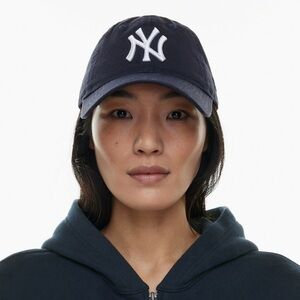sold / aritzia x new era new york yankees baseball hat - navy